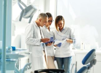 Equipo eficaz y exitoso en la clínica dental Equipo eficaz y exitoso en la clinica dental